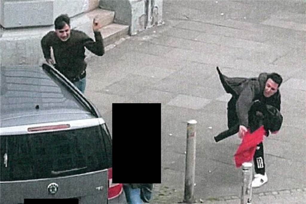 Gefährliche Körperverletzung: Veröffentlichtes Foto zeigt Angriffsszene Die beiden Männer auf dem Foto werden verdächtigt, einen 23-Jährigen angegriffen zu haben.