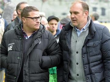 Die beiden Manager aus Gladbach, Max Eberl (l), und Köln, Jörg Schmadtke, verbindet eine Freundschaft. Foto: Federico Gambarini