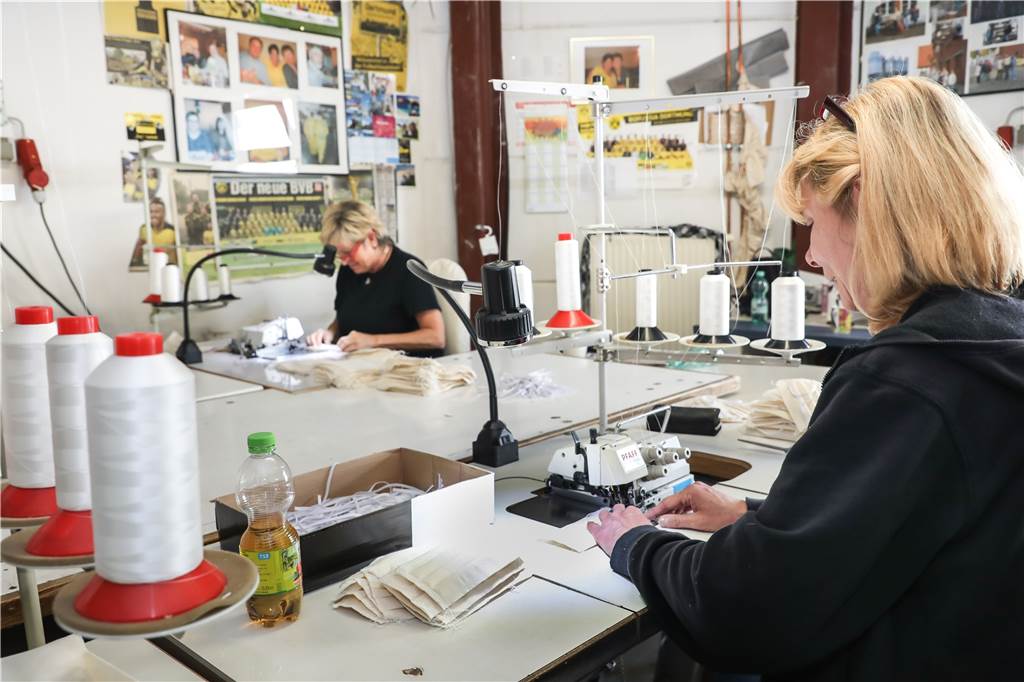 Evinger Sackfabrik verkauft waschbare Gesichtsmasken zum Schnäppchenpreis Die beiden Mitarbeiterinnen Gabi (l.) und Bettina beim Nähen der Gesichtsmasken.