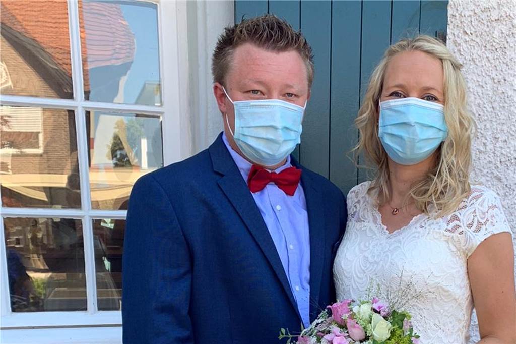 „Corona hat uns eine Feier geschenkt!“ - Markus Schnatmann und Annika Böhle haben geheiratet Das Brautpaar musste auch den Mund-Nasen-Schutz aufsetzen.