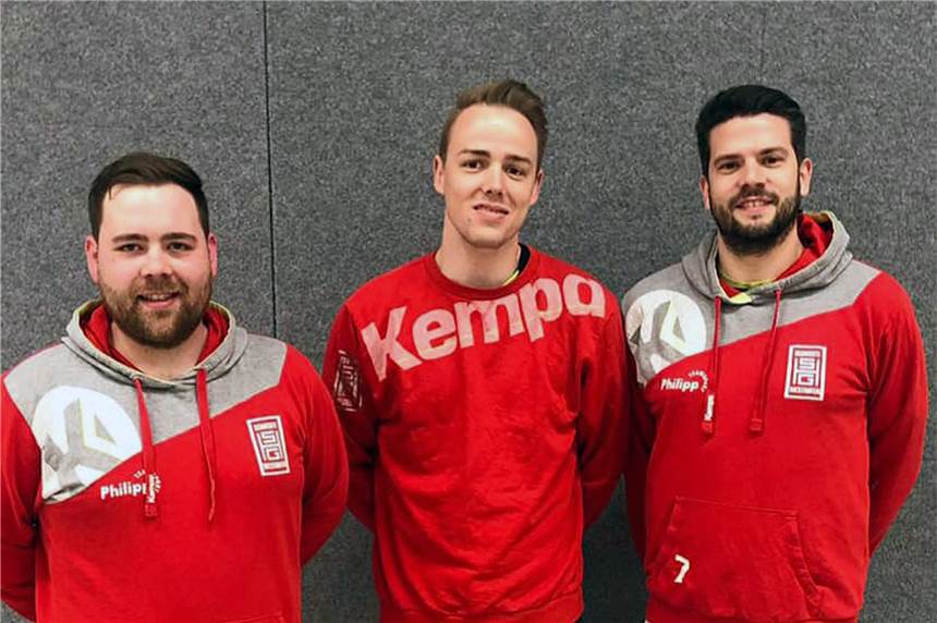 Neuzugang der HSG Schwerte/Westhofen wechselt von der HVE Villigst-Ergste über die Ruhr Die beiden neuen HSG-Trainer Tim Decker (li.) und Nico Paukstadt (re.) begrüßen mit Louis Weinberger (Mitte) den zweiten Neuzugang für die nächste Saison.