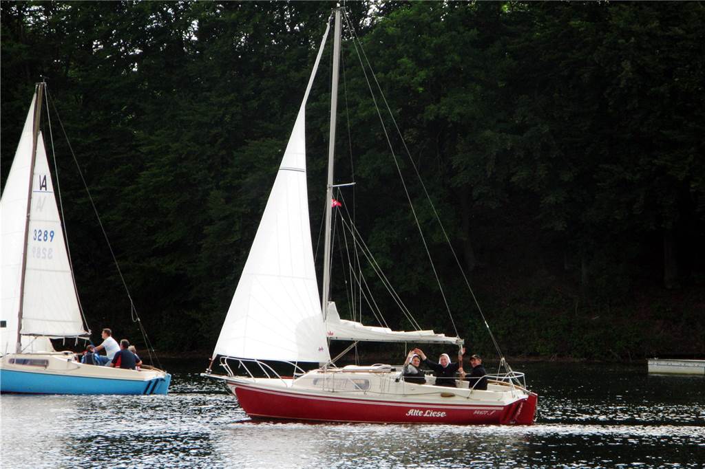 Viele Bilder: Die schönsten Erinnerungen an die Ordensschwestern am Sixtus-Hospital Die beiden Ordensschwestern Franca Chiara (l.) und Medula hatten sichtlich Spaß am Segelausflug im Jahr 2009, auch wenn damals eine frische Brise wehte.