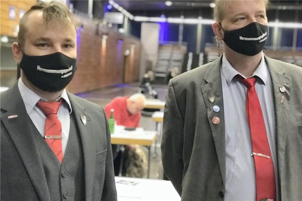 Die beiden "Partei"-Ratsherren Andreas Kemna (l.) und Marcus Liedschulte haben gemeinsam den Antrag im Rat verteidigt. (Archivbild)