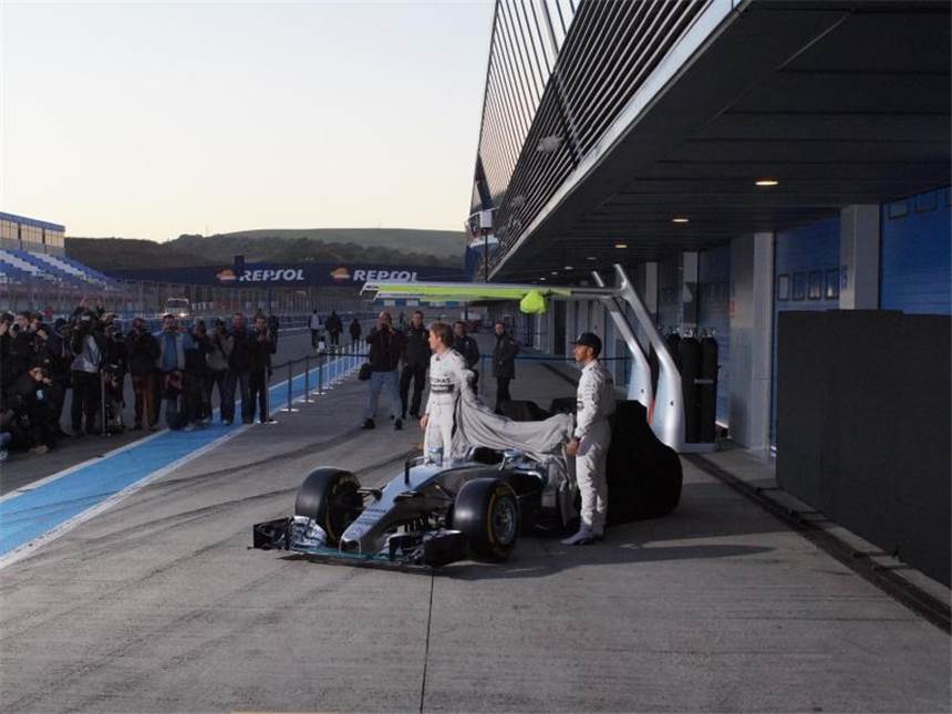 Vettel beim Testauftakt mit Ferrari auf Eins Die beiden Piloten durften zuvor das Geheimnis um den neuen Silberpfeil selbst lüften. Foto: Jens Marx