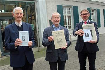 Die beiden Preisträger Dr. Franz-Josef Schulte-Althoff (l.) und Josef Funhoff jeweils mit ihren Arbeiten und Bürgermeister Lothar Christ (r.).