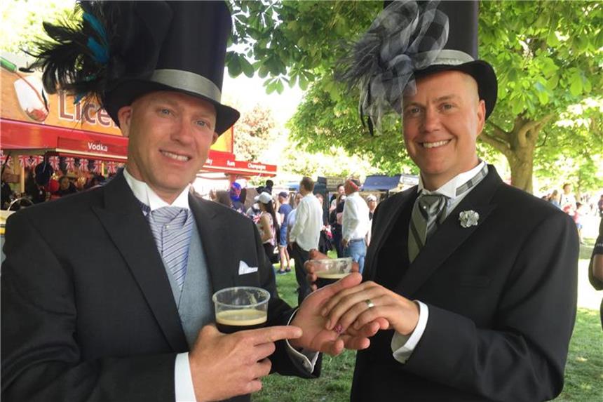 Hochzeit als Herzensöffner - Eindrücke aus Windsor Die beiden Royal-Fans C.J. (l) und Jimmy-Lee sind extra aus Dallas angereist, um die Hochzeit von Harry und Meghan mitzuerleben. Sie feiern damit auch ihre eigene Beziehung. Foto: Christoph Meyer