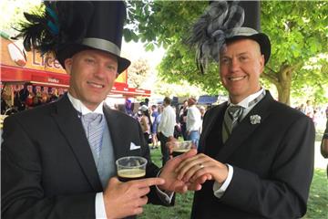Die beiden Royal-Fans C.J. (l) und Jimmy-Lee sind extra aus Dallas angereist, um die Hochzeit von Harry und Meghan mitzuerleben. Sie feiern damit auch ihre eigene Beziehung. Foto: Christoph Meyer