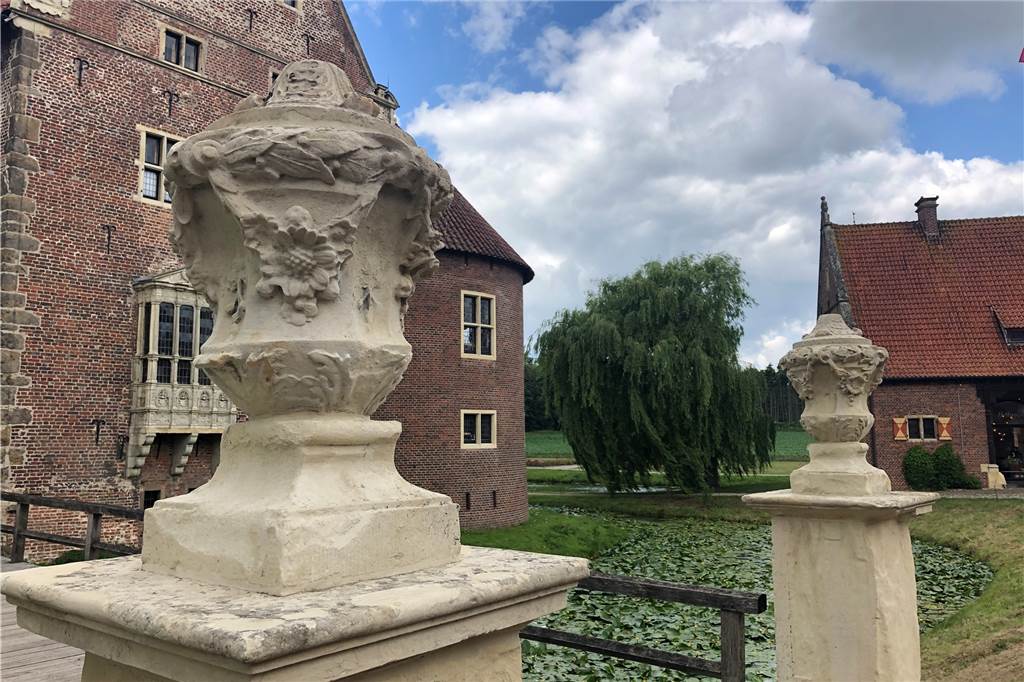 Eberhard Berg: Vorburgtor überraschte die Handwerker bei Restaurierung Die beiden Schmuckvasen aus Naturstein an der Brücke zum Hauptschloss wurden ebenfalls restauriert.