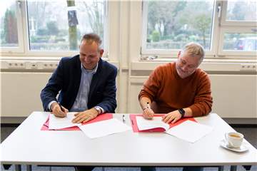 Die beiden Schulleiter des Berufskollegs und der Sekundarschule, Guido Tewes und Stefan Völlmert, freuen sich, dass sie ihre Vereinbarung nach sechsjähriger Zusammenarbeit vertiefen können.