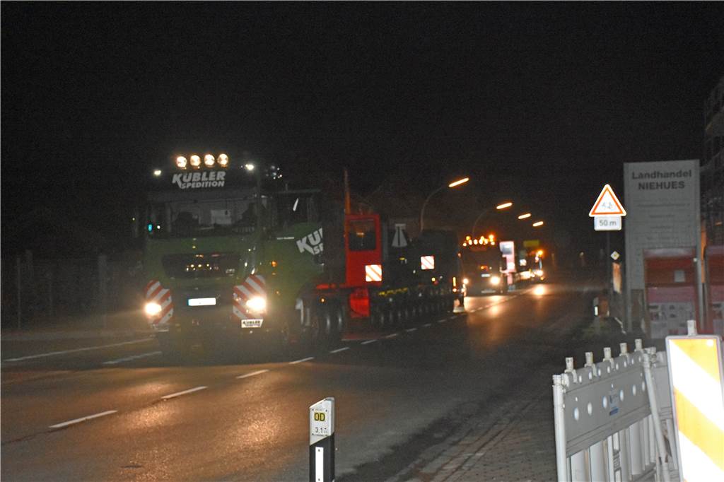 Mit Video und vielen Fotos: Echtes Schwergewicht auf dem Weg nach Asbeck Bereits in der Nacht zum Mittwoch trafen die beiden Schwertransportfahrzeuge in Holtwick ein, die die Drosseln über die Straße zur Kabelübergabestation nach Asbeck transportieren werden.