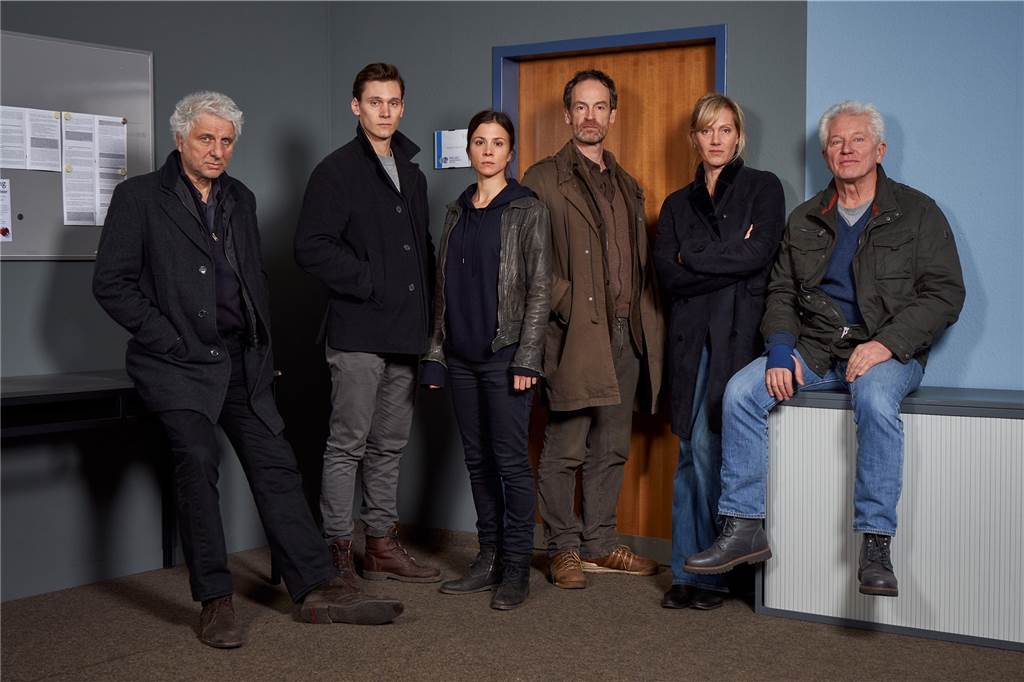 Die beiden Tatort-Teams aus Dortmund und München ermitteln für den Jubiläums-Tatort zum ersten Mal gemeinsam: (vl.) Franz Leitmayr (Udo Wachtveitl), Jan Pawlak (Rick Okon), Nora Dalay (Aylin Tezel), Peter Faber (Jörg Hartmann), Martina Boenisch (Anna Schudt), Ivo Batic (Miroslav Nemec).