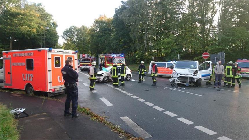 Autos kollidieren an B1-Abfahrt - Verletzte in Spezialklinik Die beiden Unfallwagen auf der Leni-Rommel-Straße in Aplerbeck.