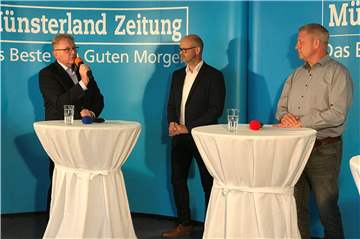 Die beiden verbliebenen Kandidaten, Bernhard Laukötter (M.) und Dieter Berkemeier (r.), stellten sich den Fragen von MLZ-Redaktionsleiter Bernd Schlusemann.