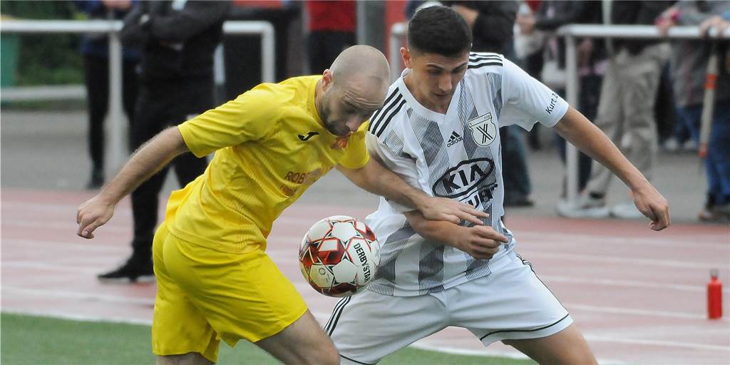 Mengedes Trainer Thomas Gerner weiß: Bei Duellen mit der SG Castrop wird es laut Die beiden vergangenen Duelle mit der SG Castrop (r, Serkan Kalkan) konnte Mengede 08/20 gewinnen - mit 3:0 im Heimspiel sowie mit 5:1 im August 2021 in Castrop.