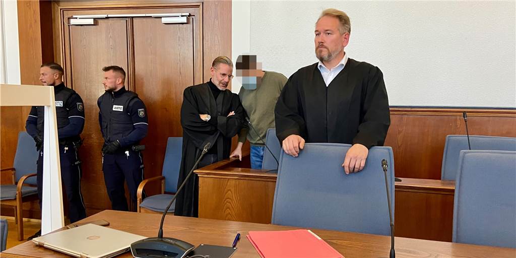 Angehörige bedrohen Angeklagten im Mordprozess mit dem Tod - der ist „schockiert“ Die beiden Verteidiger prüfen derzeit die Möglichkeit einer Strafanzeige.