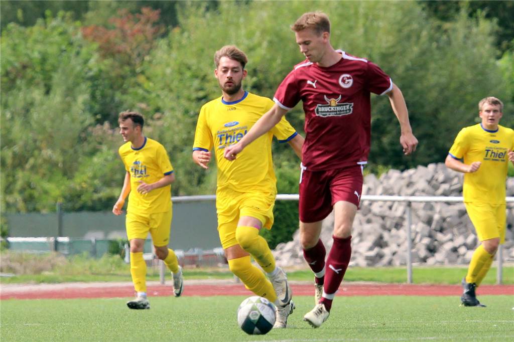 SV Herbern II U23 verliert trotz zwei Elfmetern: Tabellenführer ist zu stark Robin Krysiak läuft dem Ball hinterher.
