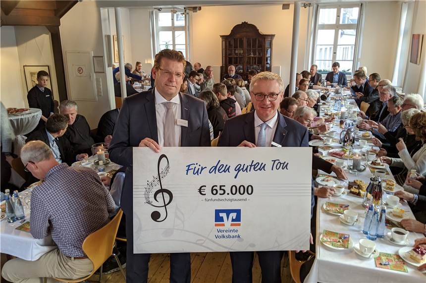 Volksbank-Spendengala: Musikvereine in der Region erhalten 65.000 Euro Die beiden Volksbank-Vorstandsmitglieder Martin Wissing und Ingo Hinzmann übergaben die Spenden an die Vereine.