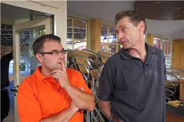 Die beiden Vorsitzenden des Vereins „Unna braucht Eis“, Wilhelm Ruck und Andreas Pietsch (von rechts), bei der Begehung der Eissporthalle Mitte Juli.