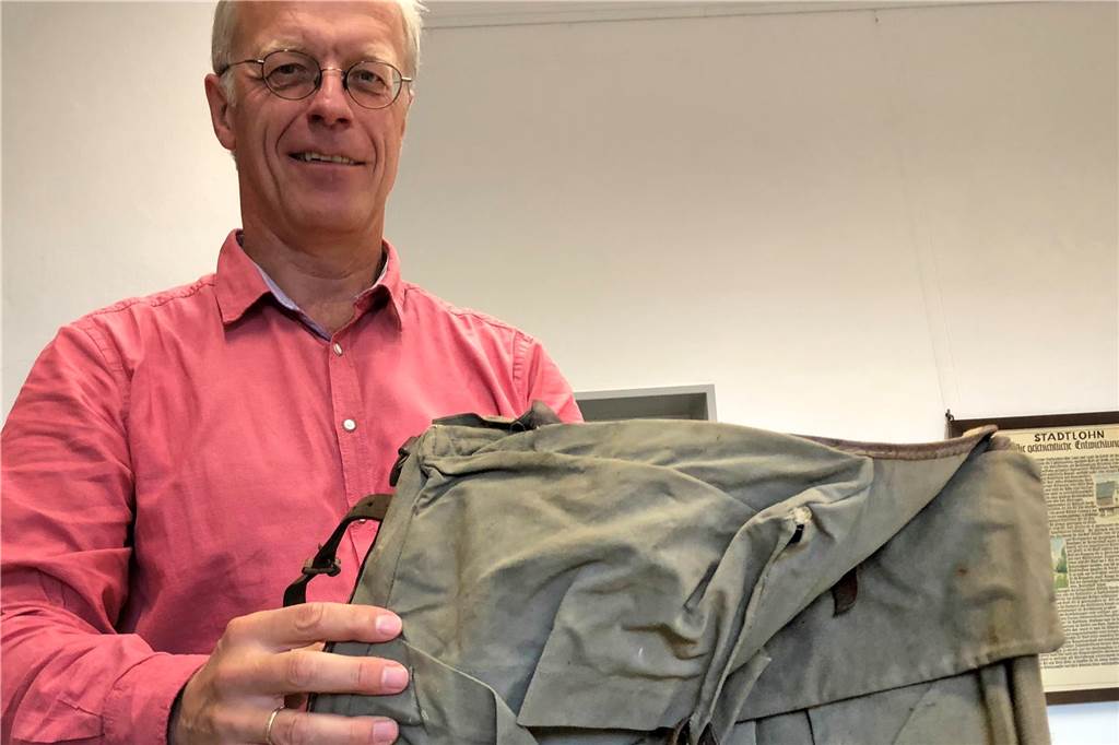 Ulrich Söbbing entwickelte aus trockenen Akten lebendige Geschichte Archivar mit einem Rucksack