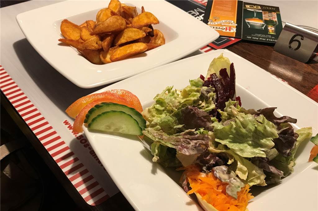 Rock‘n‘Roll und Rindersteak vom Salzstein beim „Diners“ in Alstedde Die Beilagen, Salat und Wedges, werden separat serviert.