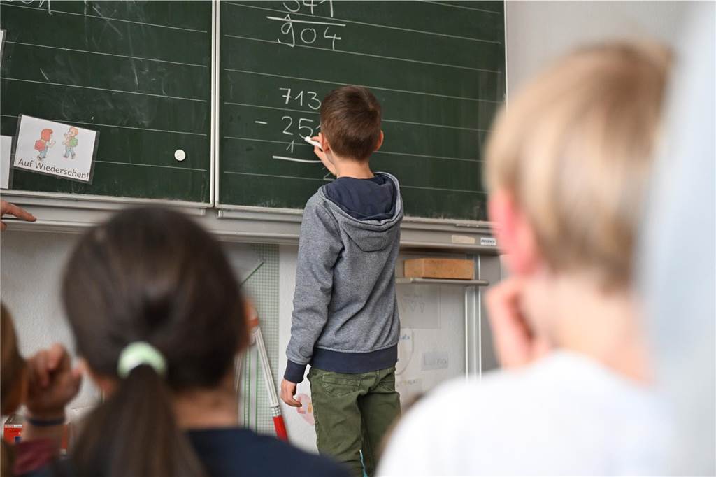 Politik diskutierte über höhere Kita-Beiträge Ein Kind steht an der Tafel.