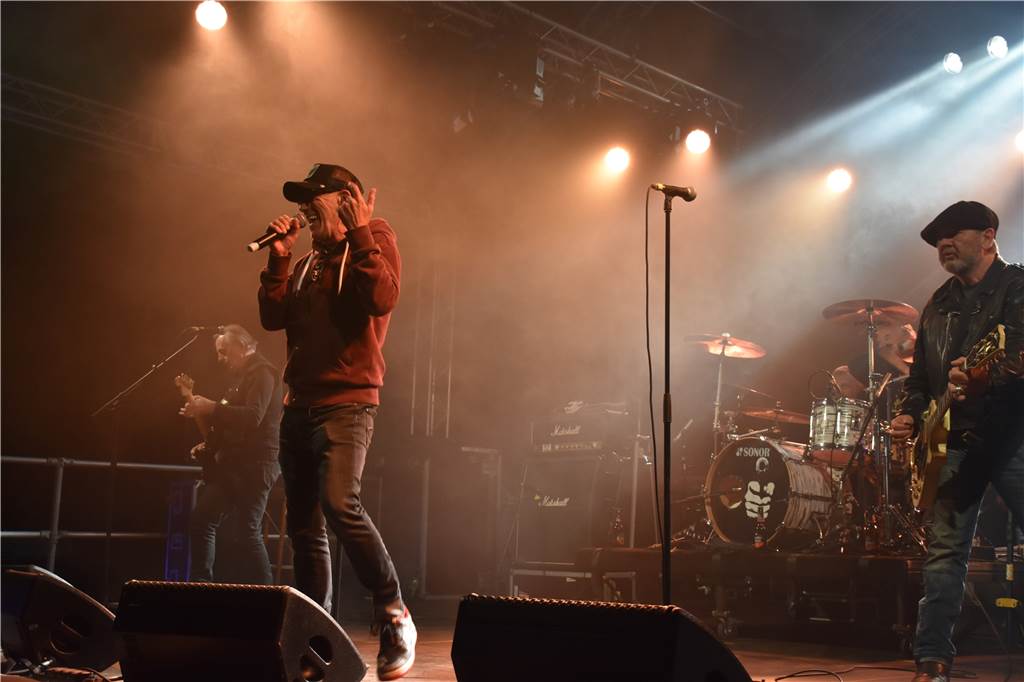 Mit vielen Fotos: Rockfield-Festival bringt den Stadtpark zum Beben Die bekannte Band "Extrabreit" sorgt mit ihren Hits "Hurra" und "Flieger, grüß mir die Sonne" für einen gelungenen Abschluss des zweiten Rockfield Festivals.