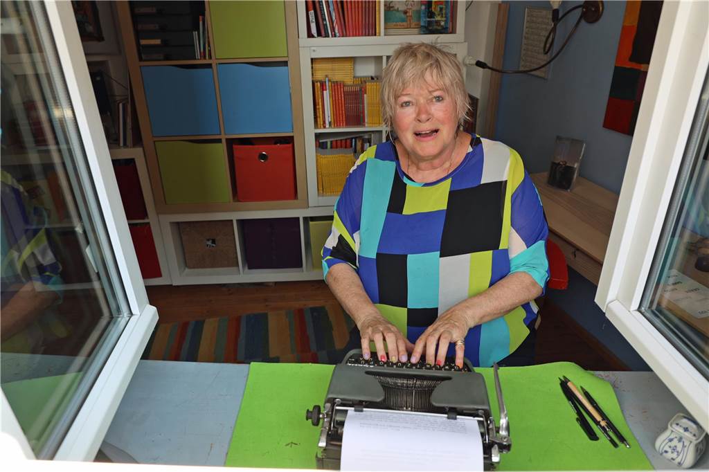 Premiere der Dorffibel: Carlo und Korax erklären Kindern das Dorf Die bekannte Kinderbuchautorin Jutta Richter an der Schreibmaschine für die Geschichten der Dorffibel Herbern.