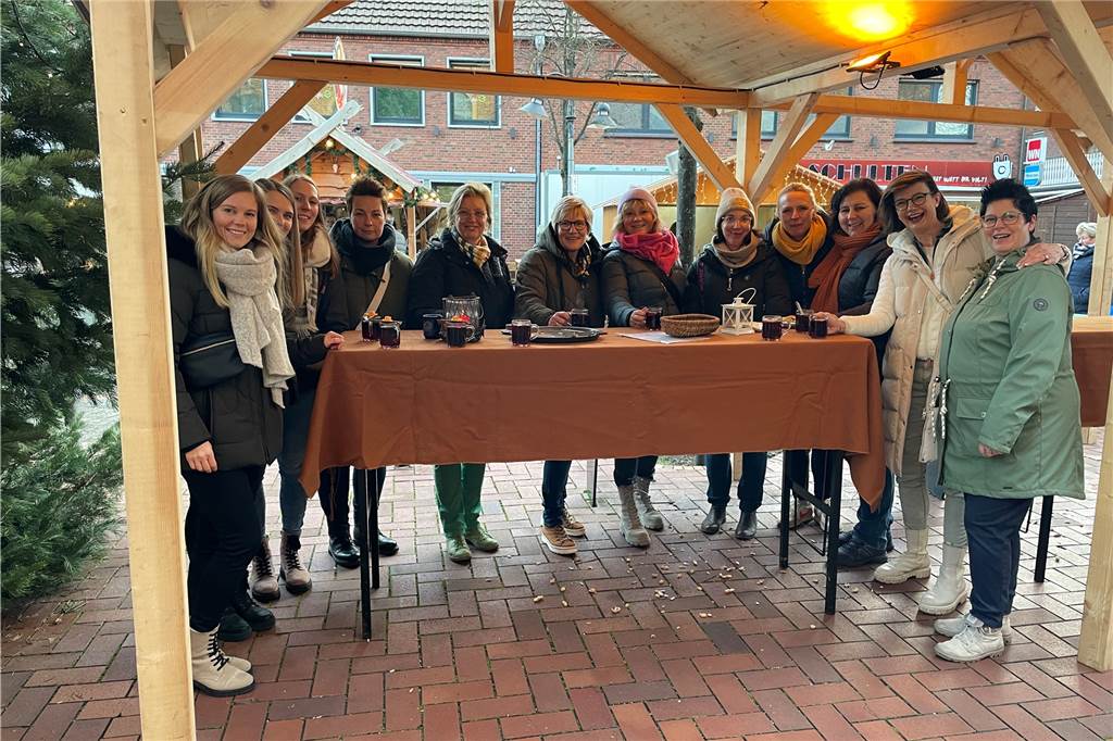 Die Belegschaft der Georgschule Gronau-Epe lässt es sich schmecken auf dem Alstätter Adventsmarkt. Nach getaner Arbeit genießen sie gemeinsam einen Glühwein und lassen den Feierabend gemütlich ausklingen.
