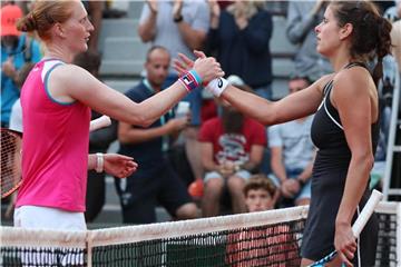 Die Belgierin Alison Van Uytvanck (l) gratuliert Julia Görges zum Sieg. Foto: Benoit Doppagne/belga
