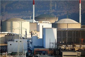 Die belgischen Atommeiler Tihange 2 und Doel 3 sind zu sehen. Foto: Oliver Berg/Archiv
