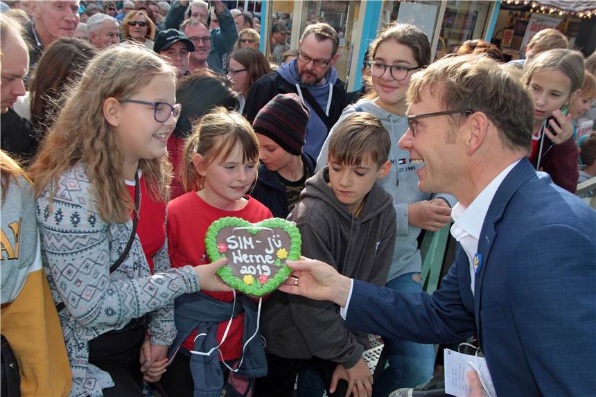 Ein Hauch von Sim-Jü in Werne: Nicht nur Lebkuchenherzen sollen an Kirmes erinnern Die beliebten Lebkuchenherzen zu Sim-Jü, die normalerweise wie hier 2019 bei der Eröffnung der Kirmes verteilt werden, gibt es auch in diesem Jahr wieder - auch ohne Kirmes-Veranstaltung.