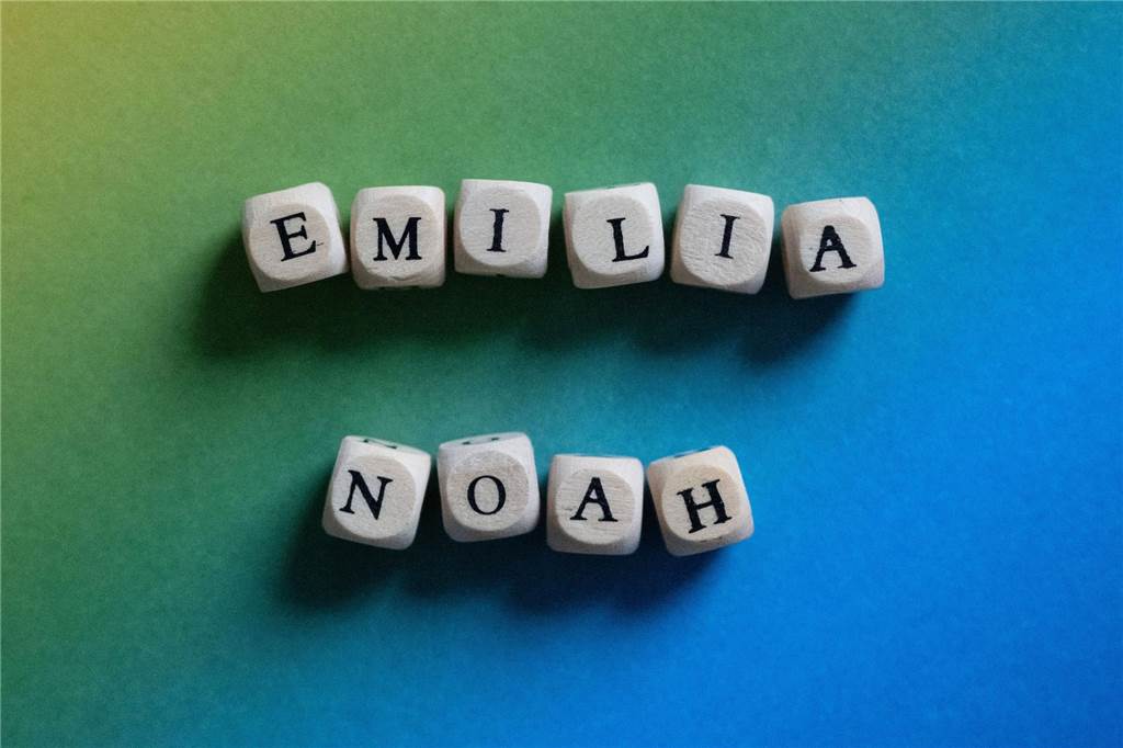 Neue beliebteste Babynamen: Amelie und Henri nicht mehr Spitzenreiter Holzwürfel mit Buchstaben, die die Namen Emilia und Noah ergeben, liegen auf einer bunten Pappe auf einem Tisch.