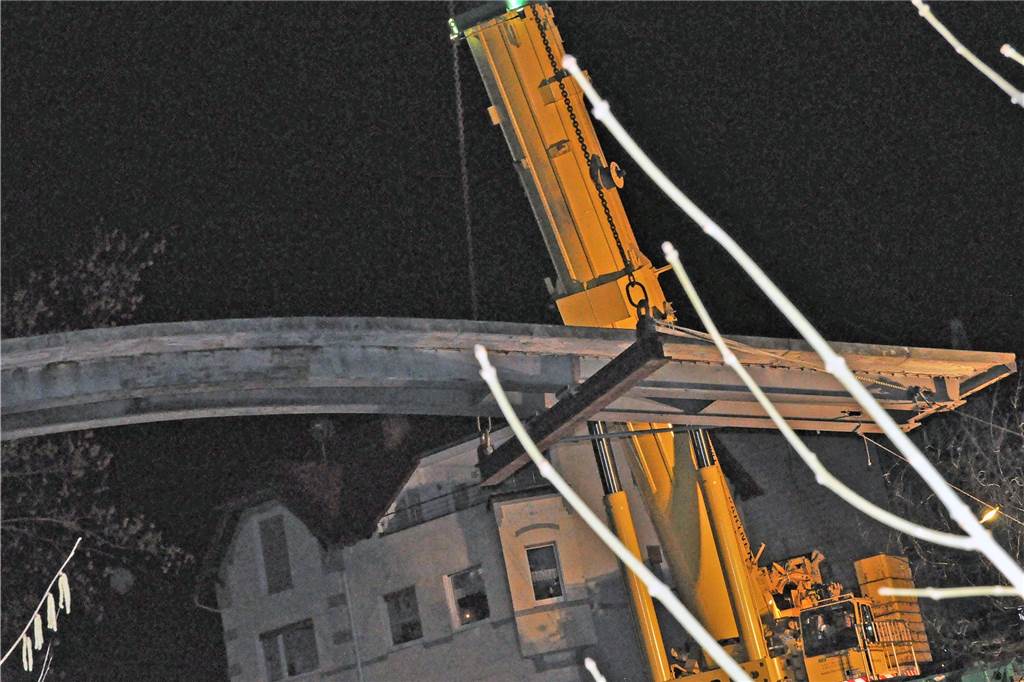 Rückkehr der Bennertorbrücke? Oder was meinte Kravanja mit seiner Idee? Die Bennertorbrücke wird abgerissen: Ein Kran hievt die Verbindung von der Thomasstraße zum Brückenweg Anfang Februar 2014 von den Brückenköpfen.
