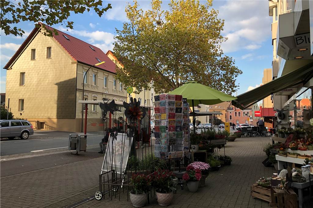 Benninghofen und Loh: Wohnen im grünen Gürtel der Stadt Die Benninghofer Straße führt durch das Zentrum des Stadtteils. Lebensmittelmärkte, Einzelhandel und Dienstleister sind hier niedergelassen.