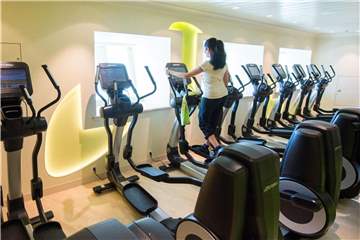 Die Benutztung des Fitnessstudios auf einem Kreuzfahrtschiff erfolgt auf eigene Gefahr. Stürze bei starkem Seegang begründen daher keinen Schadensersatz. Foto: Lukas Schulze/Archiv