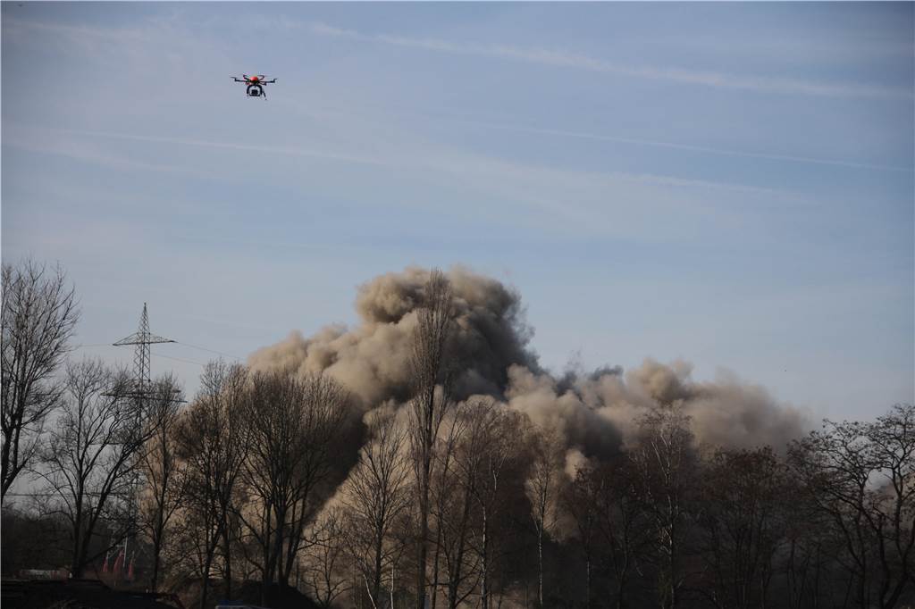 Kraftwerk Knepper gesprengt - Fotos, Videos, Stimmen und alle Infos Die Beobachter von der Tribüne auf dem Gelände schauen sich die Staubwolke an, die das Kesselhaus bei der ersten Sprengung erzeugt hat.