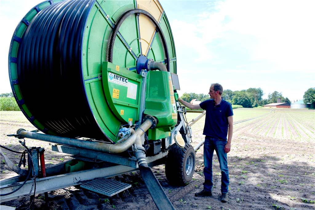 Südlohner Landwirt setzt für Gemüseanbau auf 100 Hektar auf Grundwasser Die Beregnung erfolgt halbautomatisch: Der Beregnungswagen wird per Schlepper von der Spule weggezogen. Während die Beregnung läuft, rollt sich der Schlauch dann auf und zieht den Wagen so langsam über den Acker. Roboter und Digitalisierung seien auch in der Landwirtschaft ein riesiges Thema. Noch sei diese Art der Beregnung aber der effektivste Weg, sagt der Südlohner.