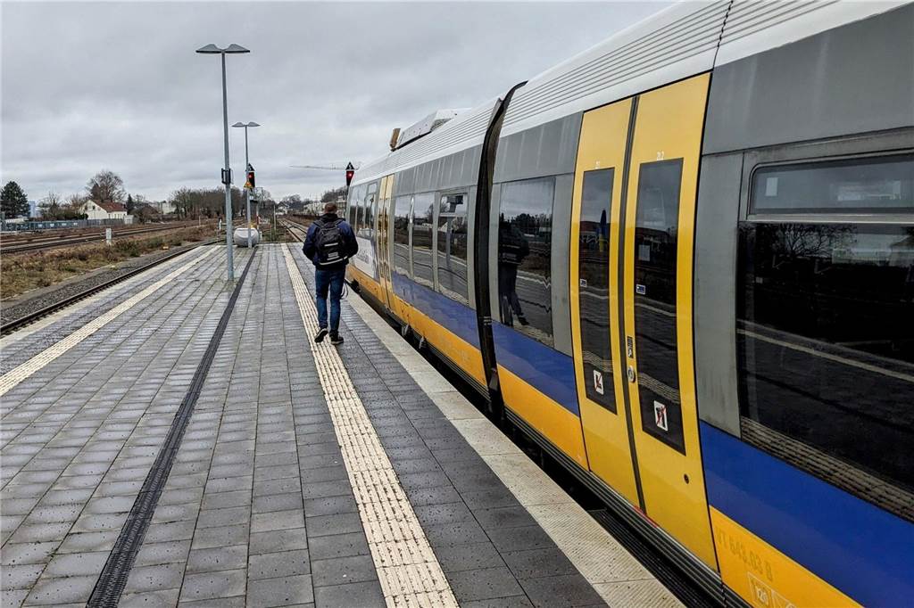 Ausbau des Bahnhofs in Hervest: Fahrstuhl-Lösung wird zum Problem Bahngleis am Bahnhof.