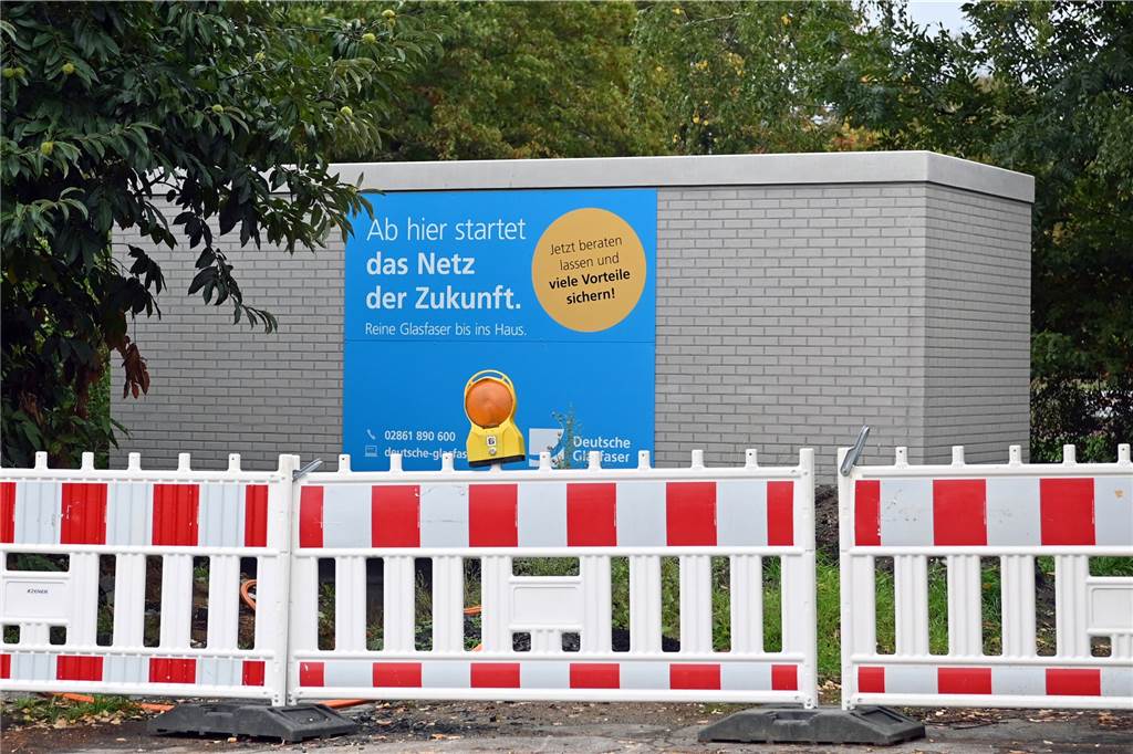 Viele Wulfener werden noch lange auf schnelles Internet warten müssen - das ist der Grund Die bereits gebaute Verteiler Station am Wittenbrink ist abgesperrt.