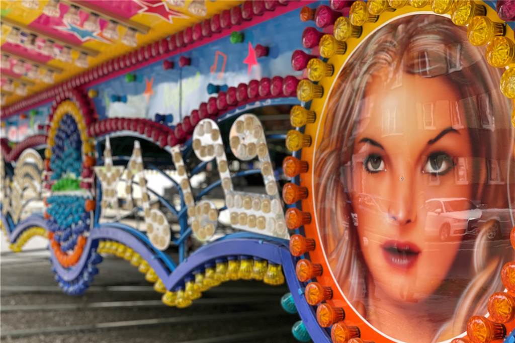 Schausteller zu Kirmes: „Gibt Kinder, die haben das Karussell noch nie gesehen“ Die Berg-und-Tal-Bahn Musikexpress kann nicht an einem Tag aufgebaut werden.