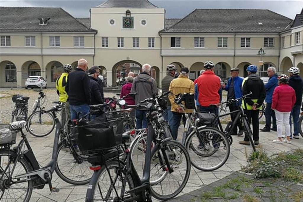 Dorsten entdecken: Beliebte Radtouren mit Links auf einen Blick Radfahrer auf dem Hervester Brunnenplatz