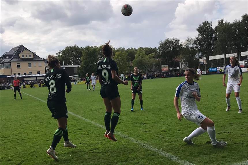 Nur 0:2! Berghofens Frauen zeigen sich gegen Deutschen Meister Wolfsburg von ihrer besten Seite Die Berghoferinnen hielten gegen den VfL Wolfsburg super mit.