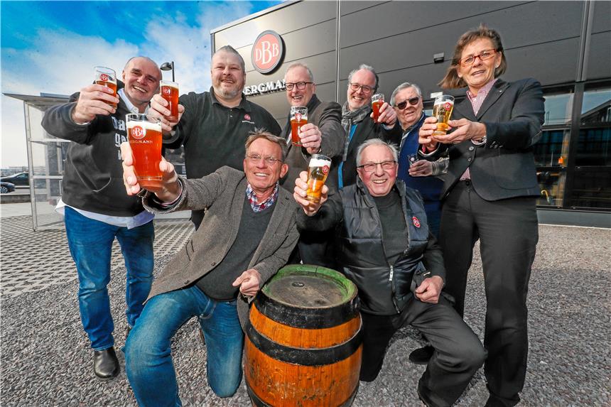 Neue Brauerei will bodenständig, aber stark in Dortmund sein Die Bergmann-Geschäftsführer Thomas Raphael (vorne, l.) und Herbert Prigge (hinten, 3.v.l.) stießen mit Mitstreitern und Gästen an.