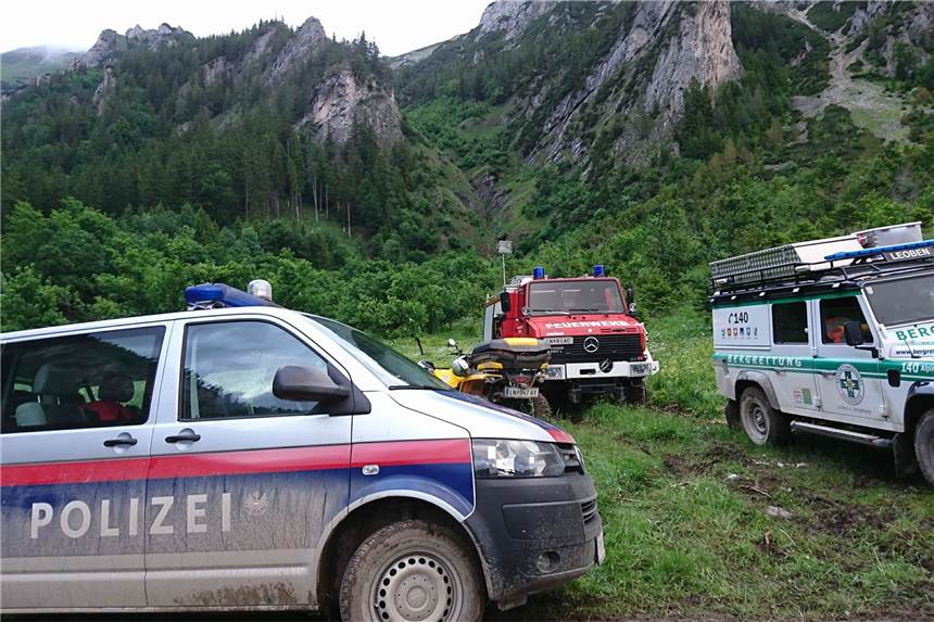 Deutsche Familie mit Baby in Bergnot: Rettung kommt Urlauber teuer zu stehen Einsatzfahrzeuge von Polizei, Feuerwehr und Bergrettung stehen am 04.06.2017 bei Trofaiach, Steiermark (Österreich).