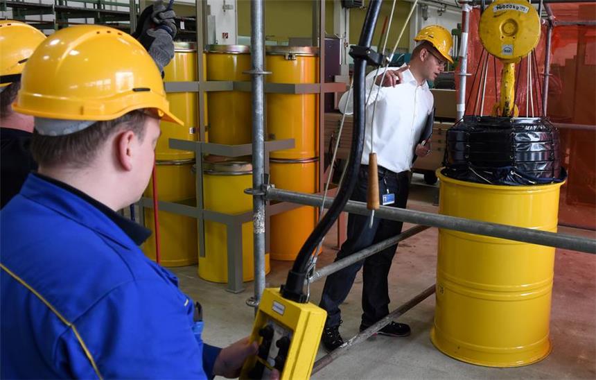 Erstes AKW lagert seinen Atommüll um Die Bergung der beschädigten Atommüll-Fässer im stillgelegten Kernkraftwerk Brunsbüttel ist aufwendig und teuer.