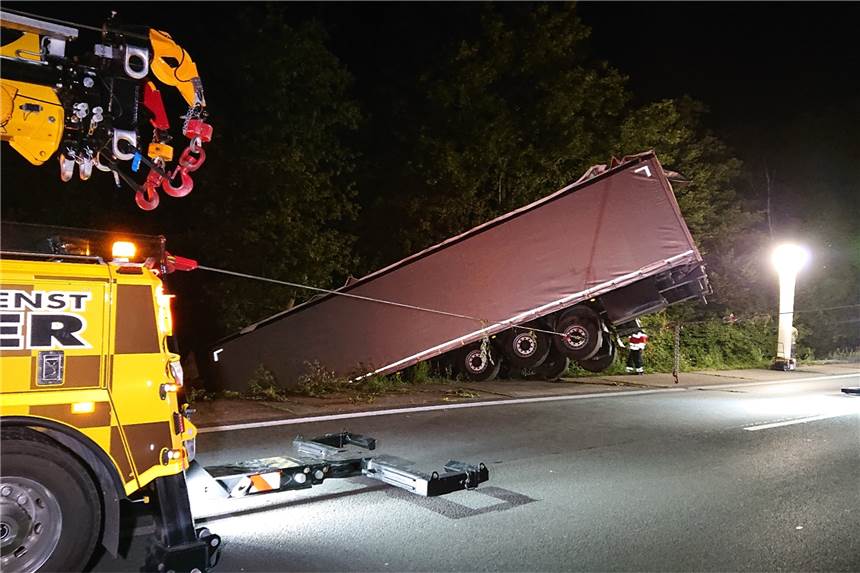 Fast 8 Stunden Vollsperrung für Lkw-Bergung auf A 1 bei Werne Die Bergung des Lkw, der am frühen Mittwochmorgen auf der A 1 bei Werne die Leitschutzplanke durchbrochen und der Böschung gelandet war, gestaltete sich schwieriger als zunächst geplant.