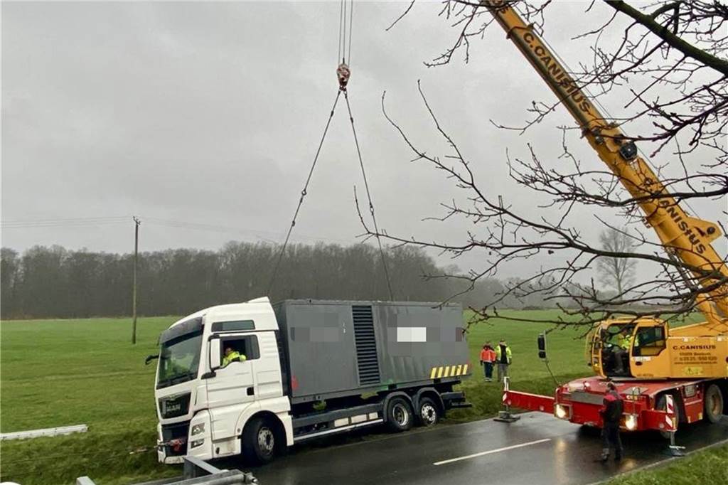 Unfall: Lkw landet im Graben - Straße mehrere Stunden lang gesperrt Die Bergung des Lkw erwies sich als aufwändig.