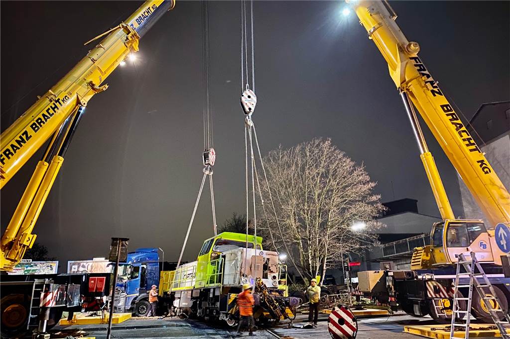 Güterzug prallt gegen LKW und entgleist - drei Verletzte nach Unfall im Hafengebiet Die Bergungsarbeiten an der Unglücksstelle dauerten lange an.