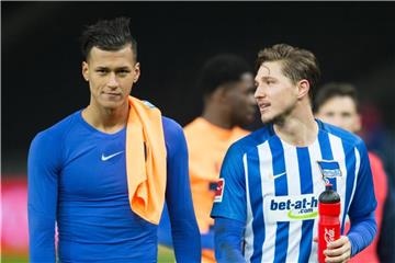 Die Berliner Davie Selke und Niklas Stark (r) verlassen nach dem 1:1 gegen Hoffenheim den Platz. Foto: Annegret Hilse
