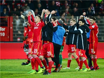 Die Berliner feiern mit ihren Fans den 2:0-Erfolg gegen die Würzburger Kickers. Foto: Maurizio Gambarini